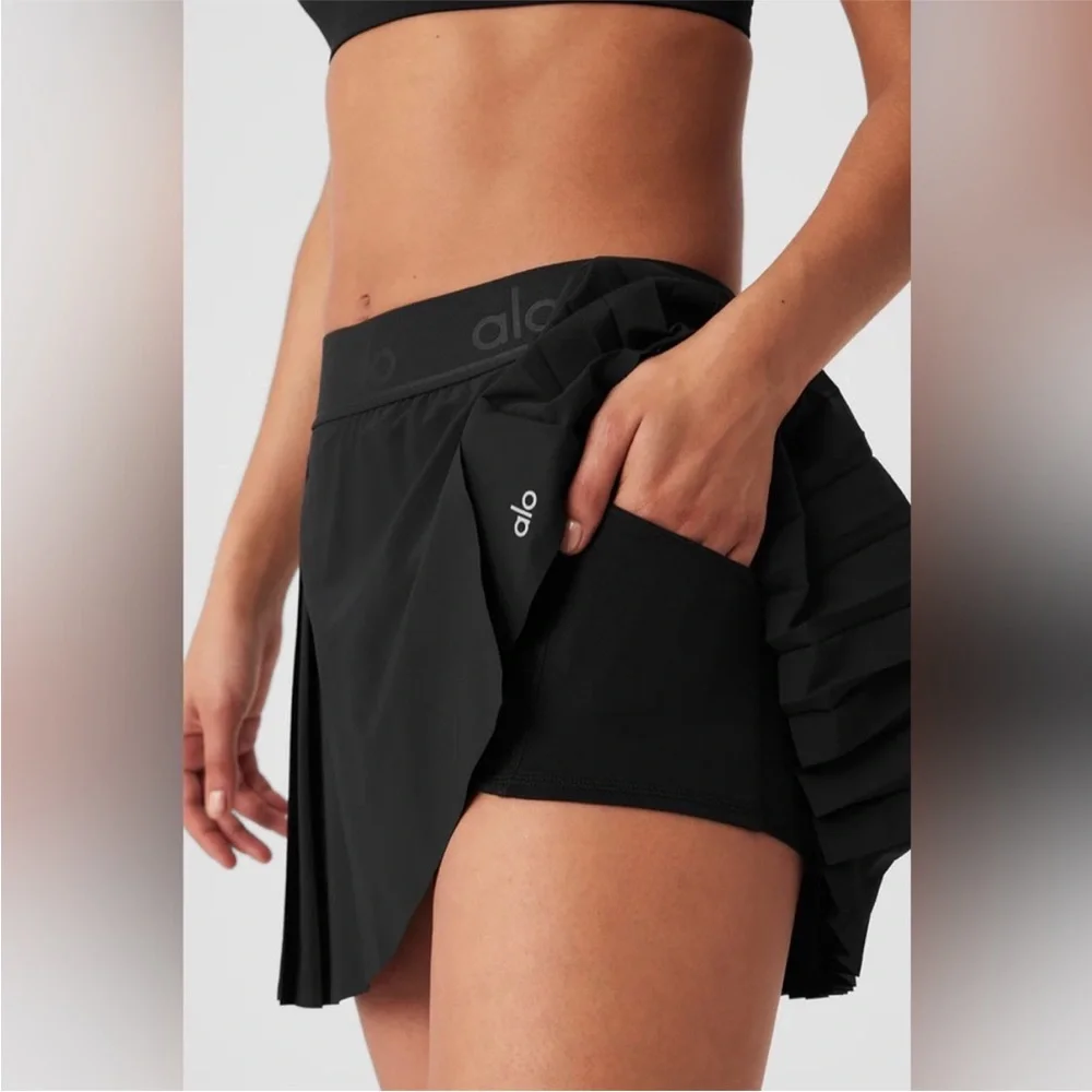 Alo Yoga Skirt Acess Tennis Pleated Skirt with inner Short in Black, Size XXS